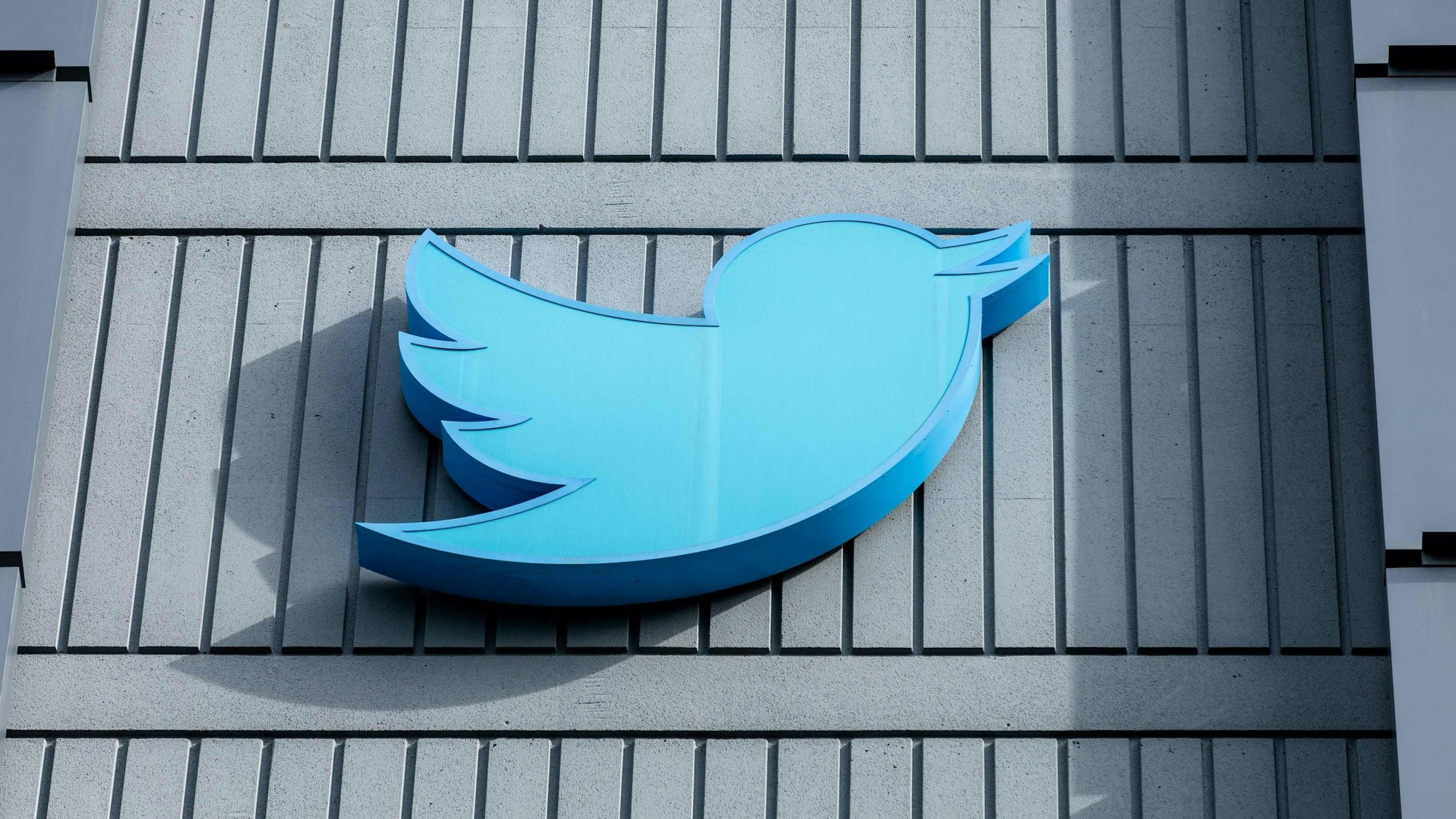 Das Logo der von Twitter am Hauptquartier in San Francisco (Symbolbild)