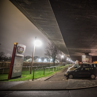Nachtaufnahme unter der Stelzenautobahn, Hochstraße, Autobahn 1, Küppersteg. Foto: Ralf Krieger
