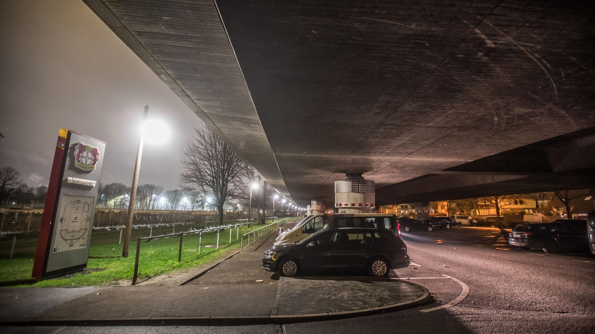 Nachtaufnahme unter der Stelzenautobahn