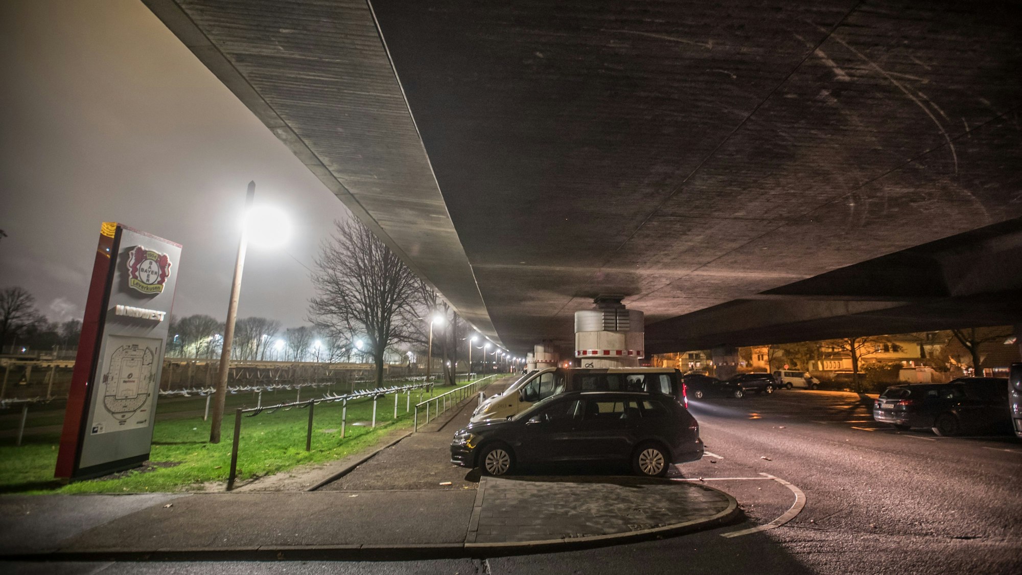Nachtaufnahme unter der Stelzenautobahn