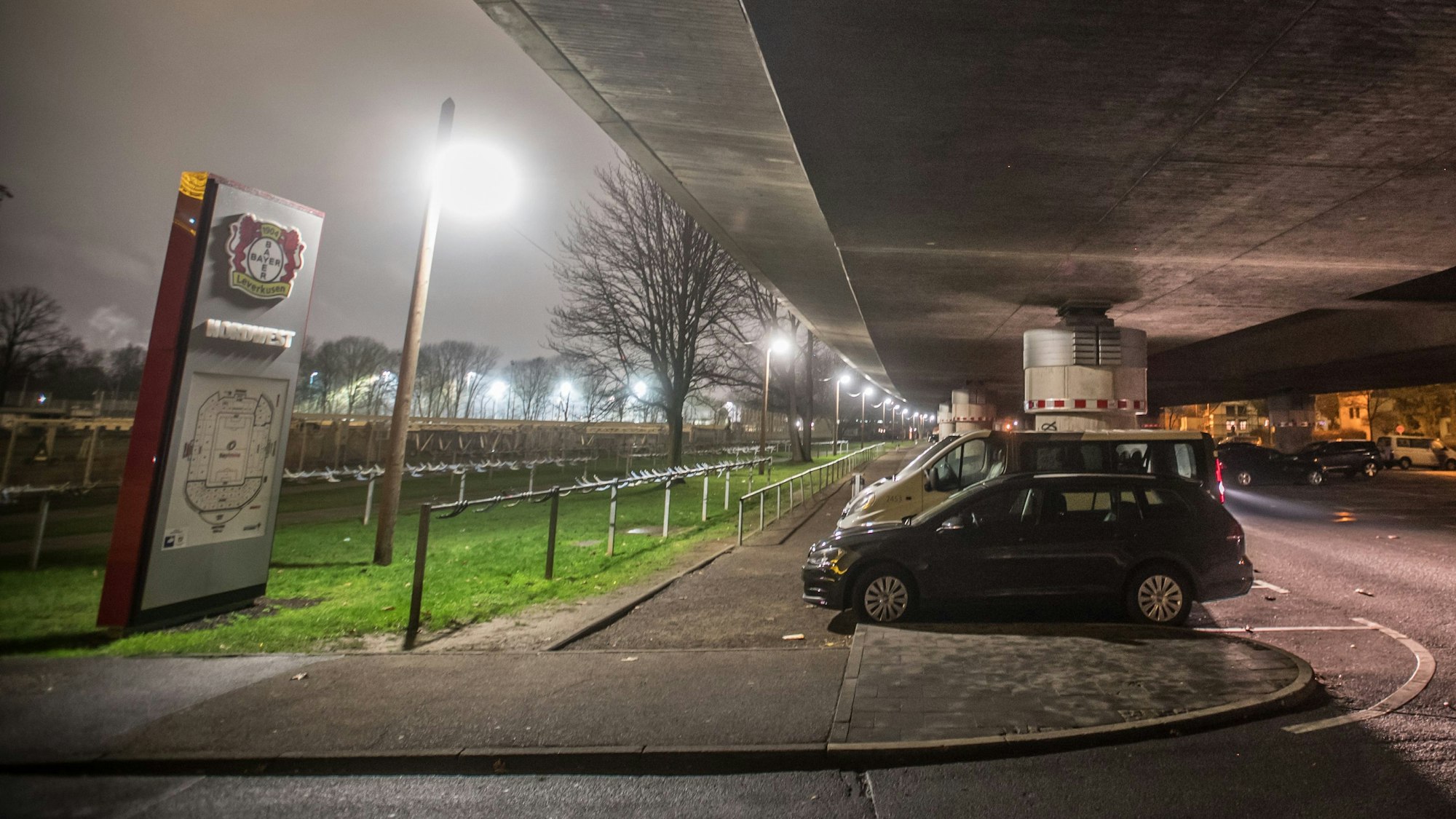 Nachtaufnahme unter der Stelzenautobahn, Hochstraße, Autobahn 1, Küppersteg. Foto: Ralf Krieger