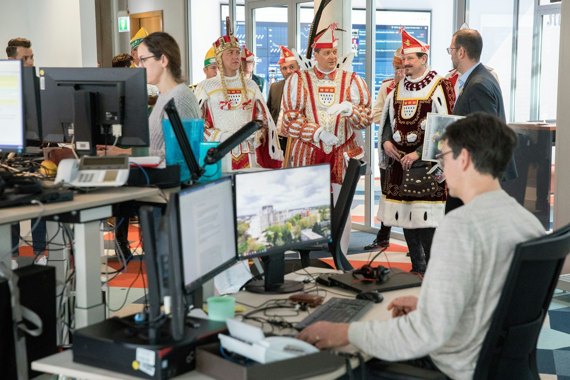 Das Kölner Dreigestirn steht im Newsroom des „Kölner Stadt-Anzeiger“.