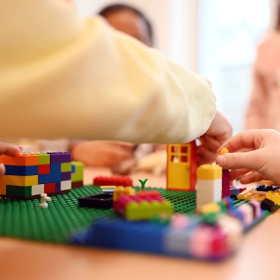 Kinder spielen Lego