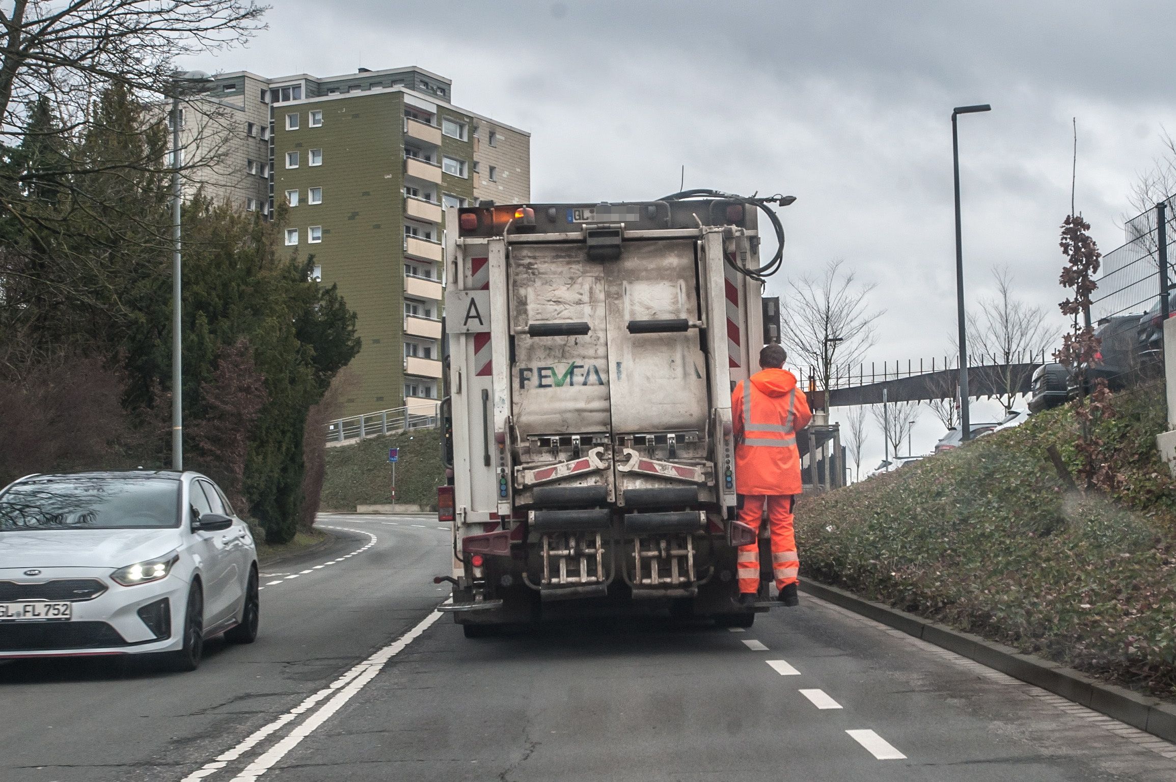Ein Avea-Müllabfuhrfahrzeug fährt auf einer Straße.