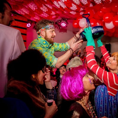 Einige verkleidete Menschen in einer Kölner Kneipe