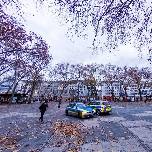Polizeiauto stehen auf dem Kölner Neumarkt.