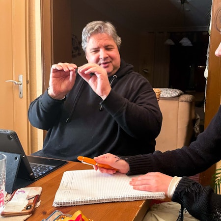 Axel Breuer und Elena Pintus sitzen am Wohnzimmertisch und sprechen über Musik.