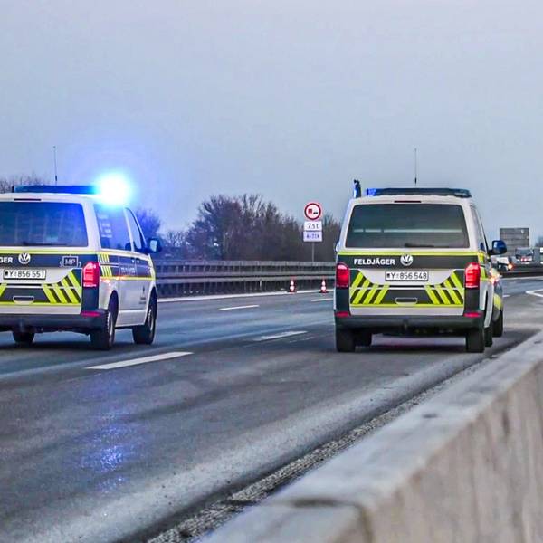 Die Feldjäger der Bundeswehr sperren einen Autobahnabschnitt nach einem Unfall eines US-Militärkonvois ab. Es ist Blaulicht zu sehen, im Hintergrund die kollidierten Lkw.