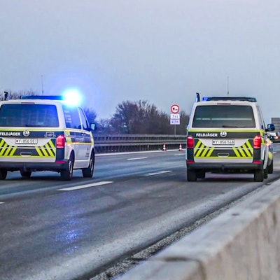 Die Feldjäger der Bundeswehr sperren einen Autobahnabschnitt nach einem Unfall eines US-Militärkonvois ab. Es ist Blaulicht zu sehen, im Hintergrund die kollidierten Lkw.