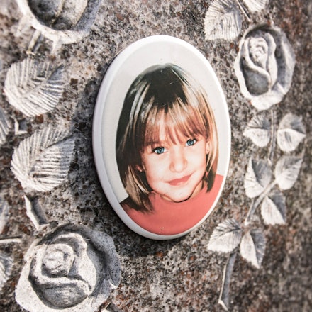 Grabplatte von Peggy Knobloch mit Bild von ihr.