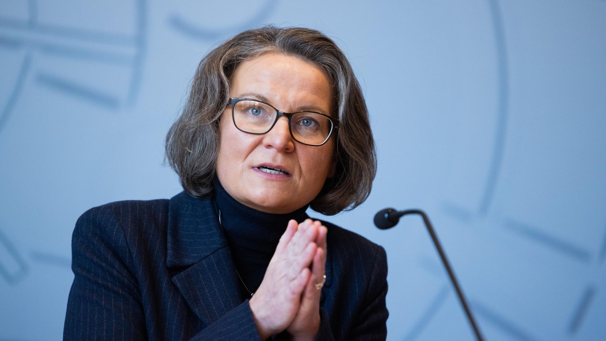 Ina Scharrenbach (CDU), Bauministerin von Nordrhein-Westfalen bei Pressekonferenz.