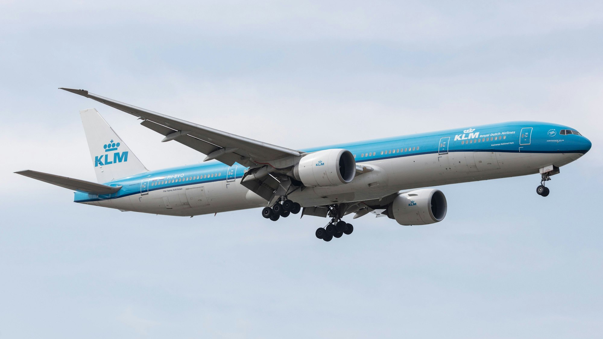 Eine Boeing 777 der niederländischen Fluggesellschaft KLM in der Luft. (Symbolbild)