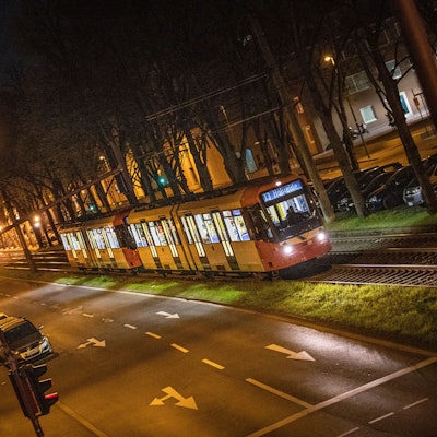Das Bild zeigt eine Stadtbahn, die nachts fährt.