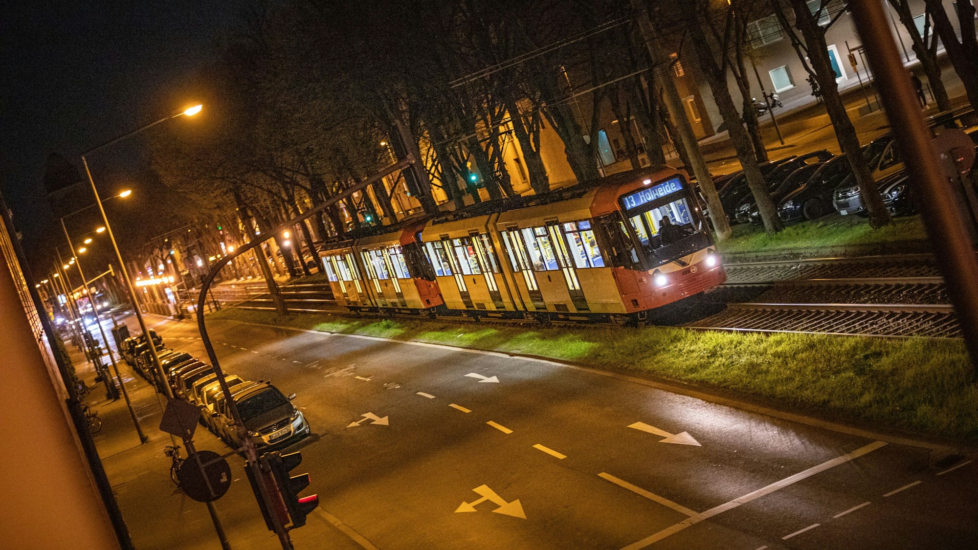 Das Bild zeigt eine Stadtbahn, die nachts fährt.