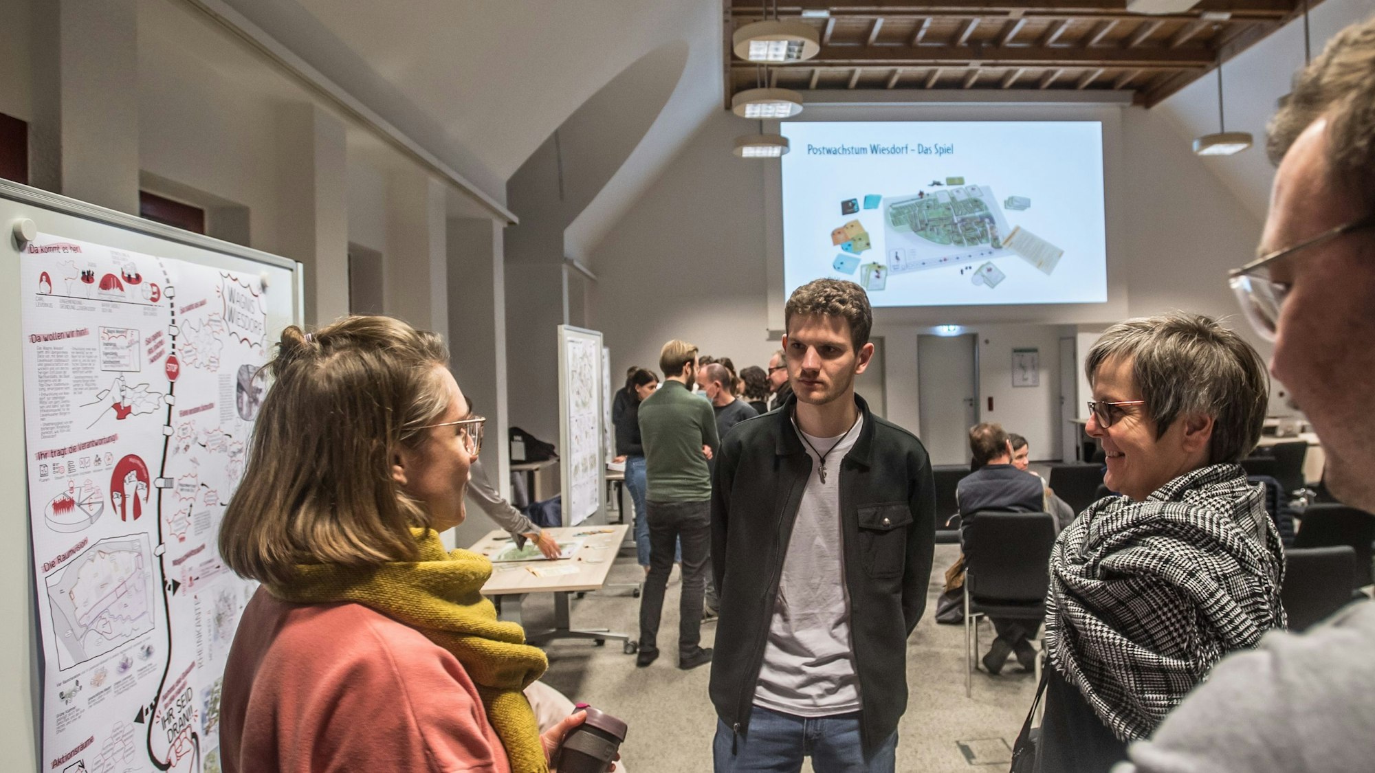 Leverkusen-Wiesdorf: Studenten diskutieren vor Plänen des Stadtteils. Foto: Ralf Krieger