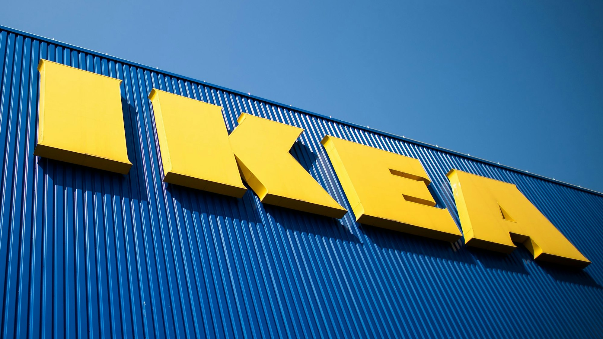 Der Schriftzug IKEA ist auf der Fassade eines Möbelhauses zu sehen. Die schwedische Möbelhauskette hat auch zwei Filialen in Köln.
