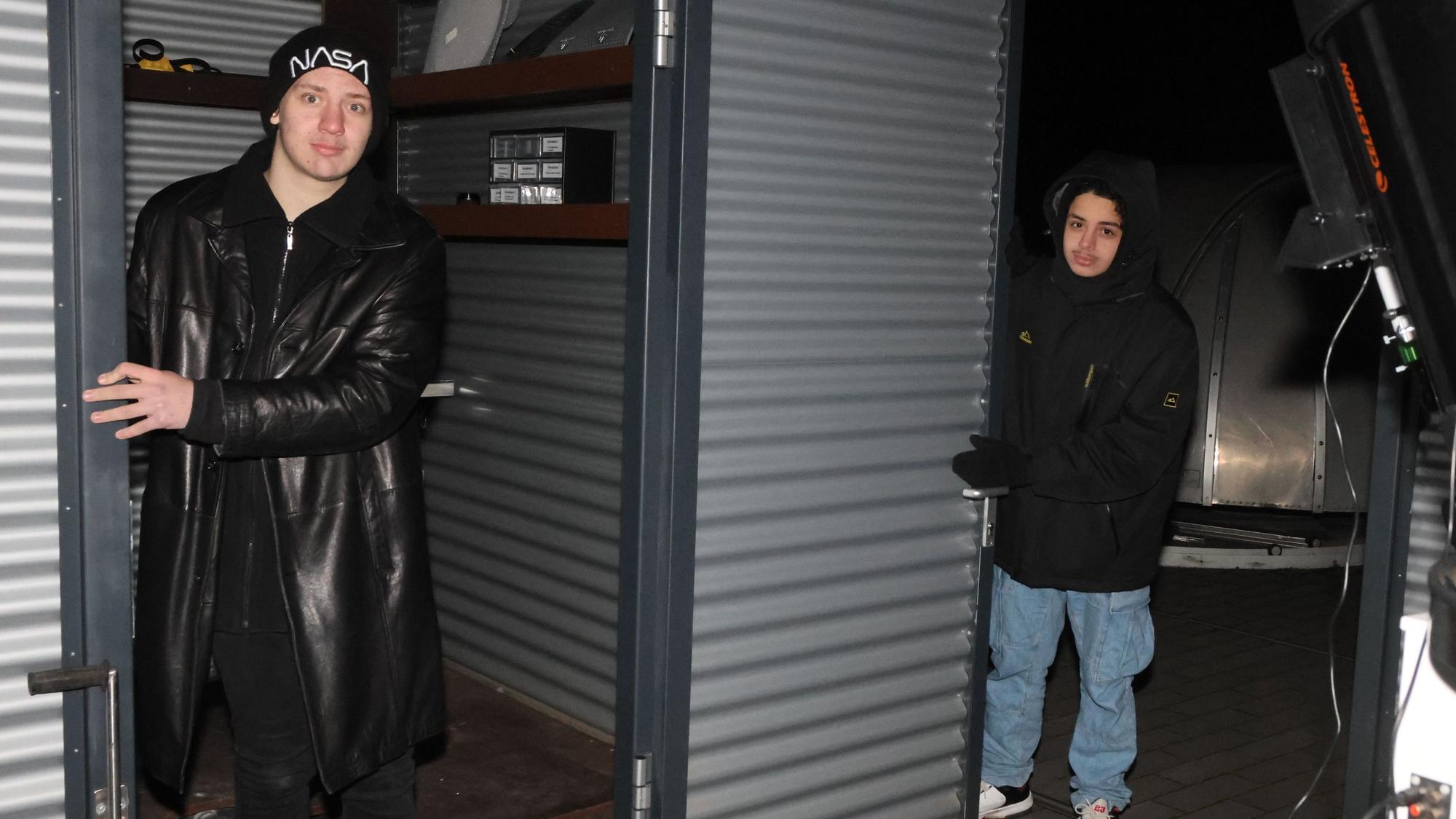 Finn Kalsner und Mejd Masri schieben die auf Schienen gelagerte Schutzhütte beiseite