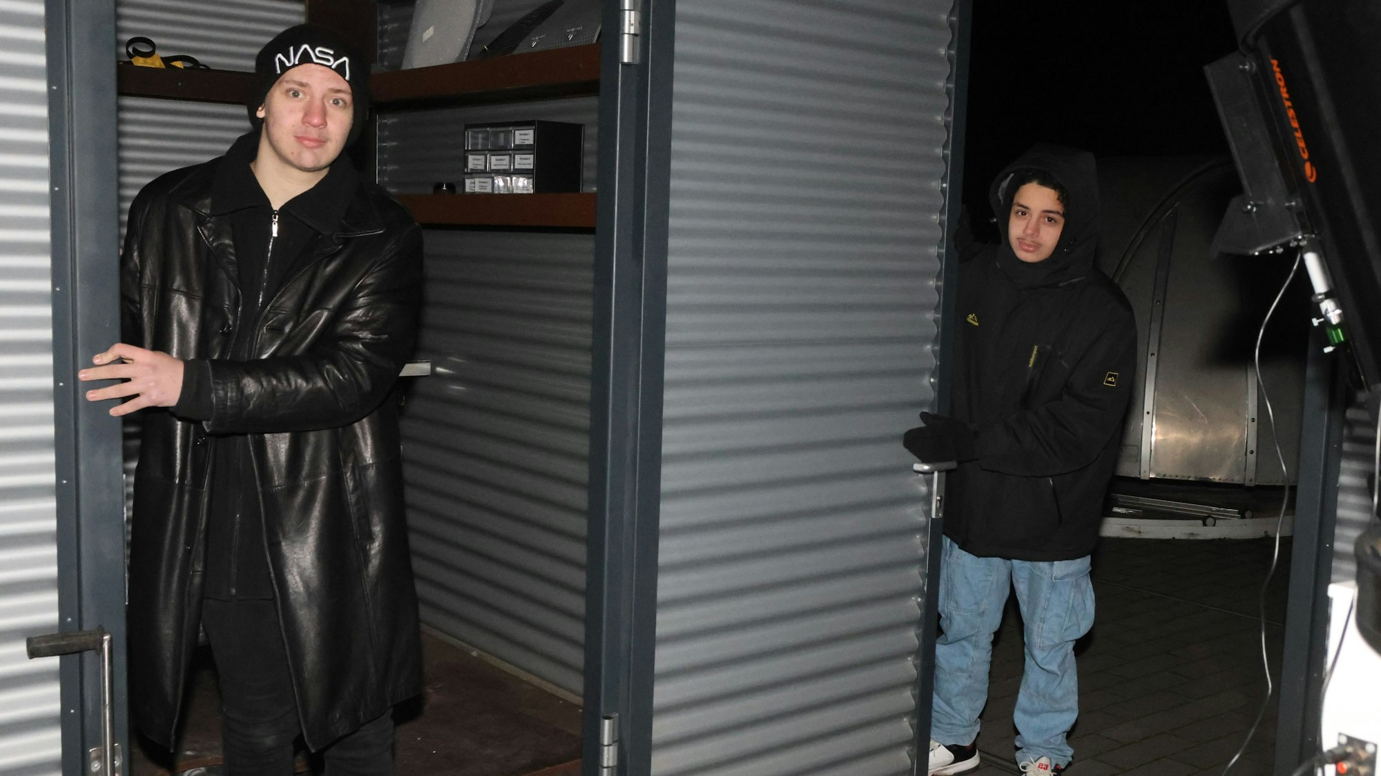 Finn Kalsner und Mejd Masri schieben die auf Schienen gelagerte Schutzhütte beiseite