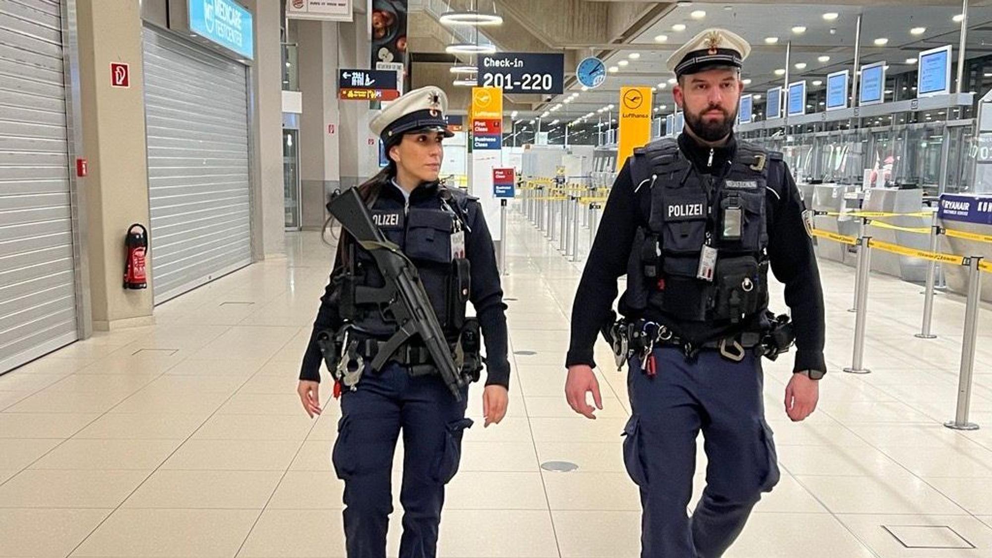 Yagmur Özkaya und Marc Schmelzer bei ihrem nächtlichen Streifengang durch das Terminal 1