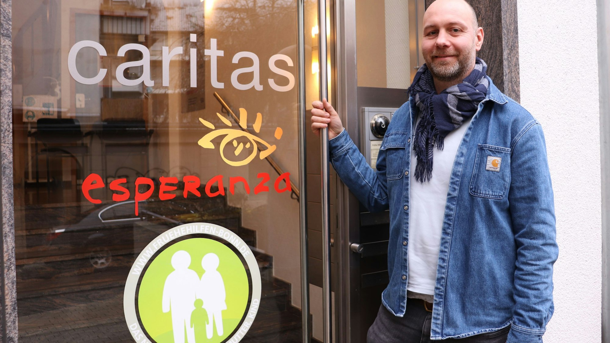 Erziehungsberater Marcus Maus steht vor der Esperanza-Beratungsstelle in Bonn.