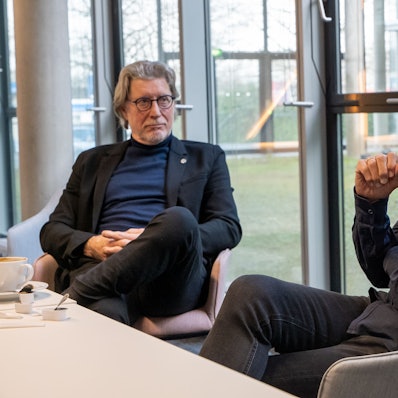 Toni Schumacher (links) und Wolfgang Overath reflektieren beim Gespräch und bei einer Tasse Kaffee alte Zeiten.