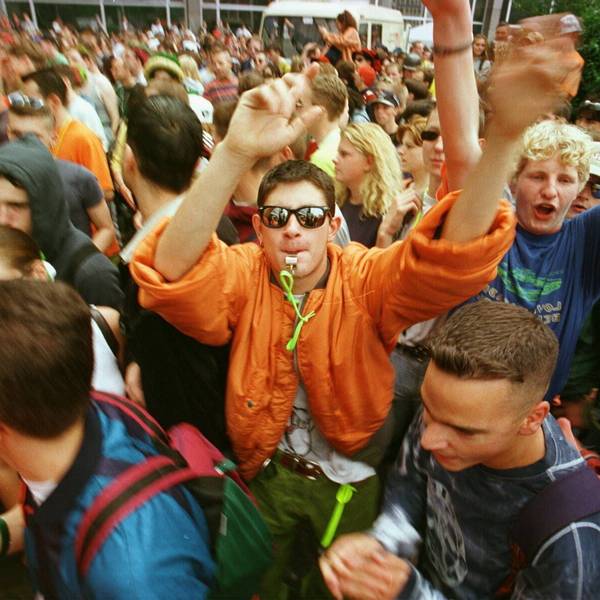 Feiernde auf der Berliner Love Parade im Jahr 1996.