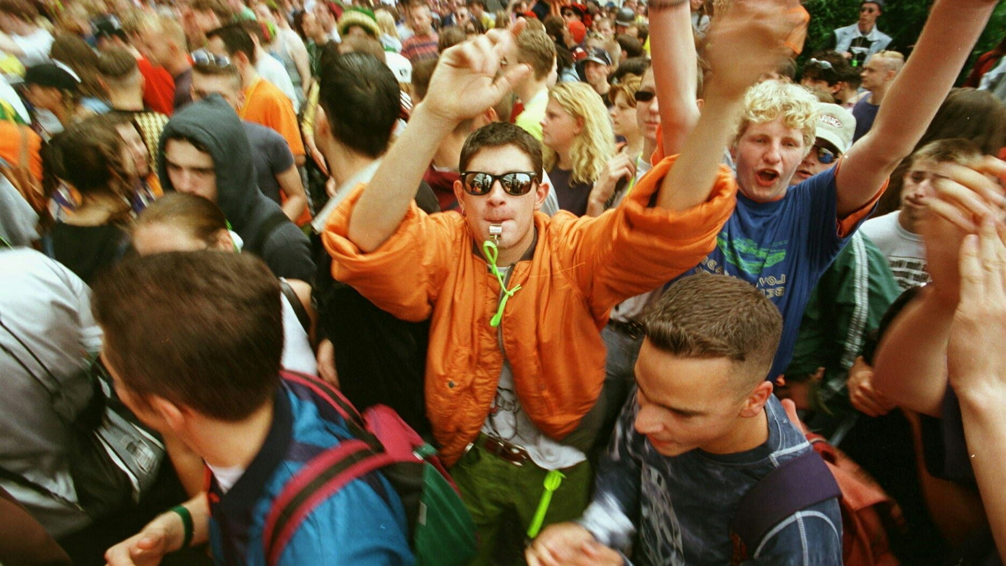 Feiernde auf der Berliner Love Parade im Jahr 1996.