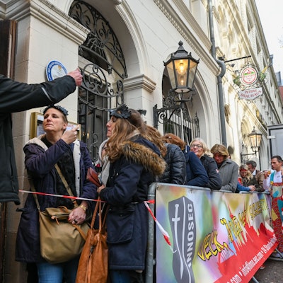 Jecke stehen zum Sessionsauftakt in Köln vor einer Kneipe.