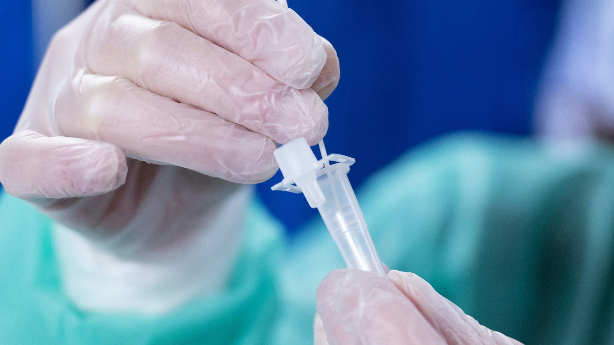 Eine Mitarbeiterin wertet in einem Corona-Testzentrum einen Schnelltest aus. (Symbolbild)