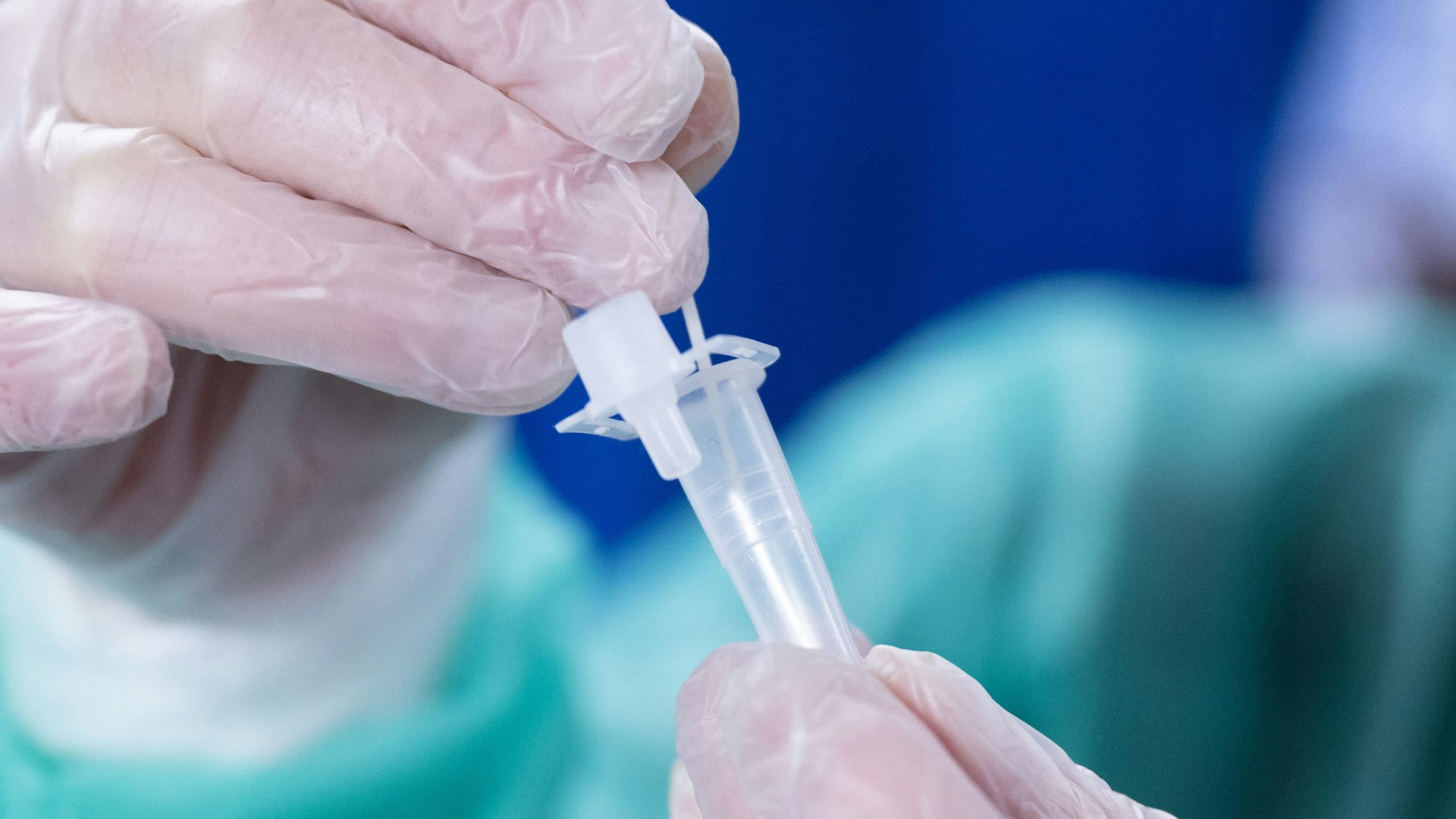 In einem Corona-Testzentrum wird eine Probe entnommen. Mit einem solchen Zentrum soll ein Mann aus Gummersbach Geld ergaunert haben. Jetzt wurde er verurteilt.