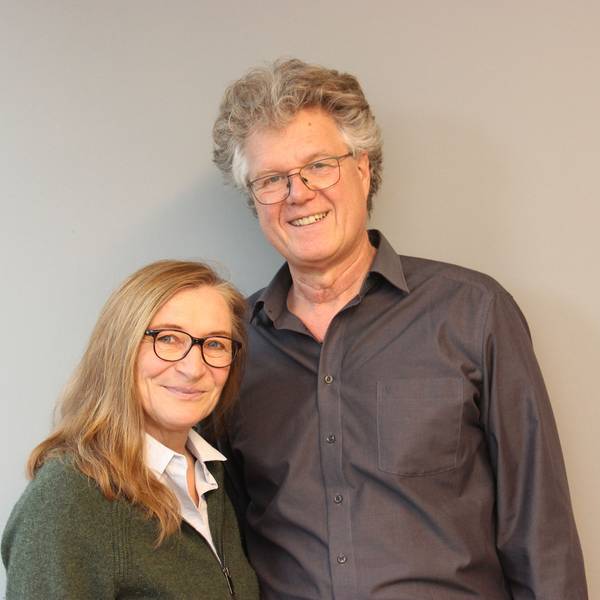 Agnes Pohl-Gratowsk und Josef Heiliger stehen nebeneinander und lächeln in die Kamera.