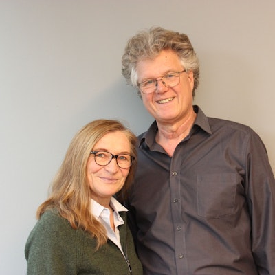 Agnes Pohl-Gratowsk und Josef Heiliger stehen nebeneinander und lächeln in die Kamera.