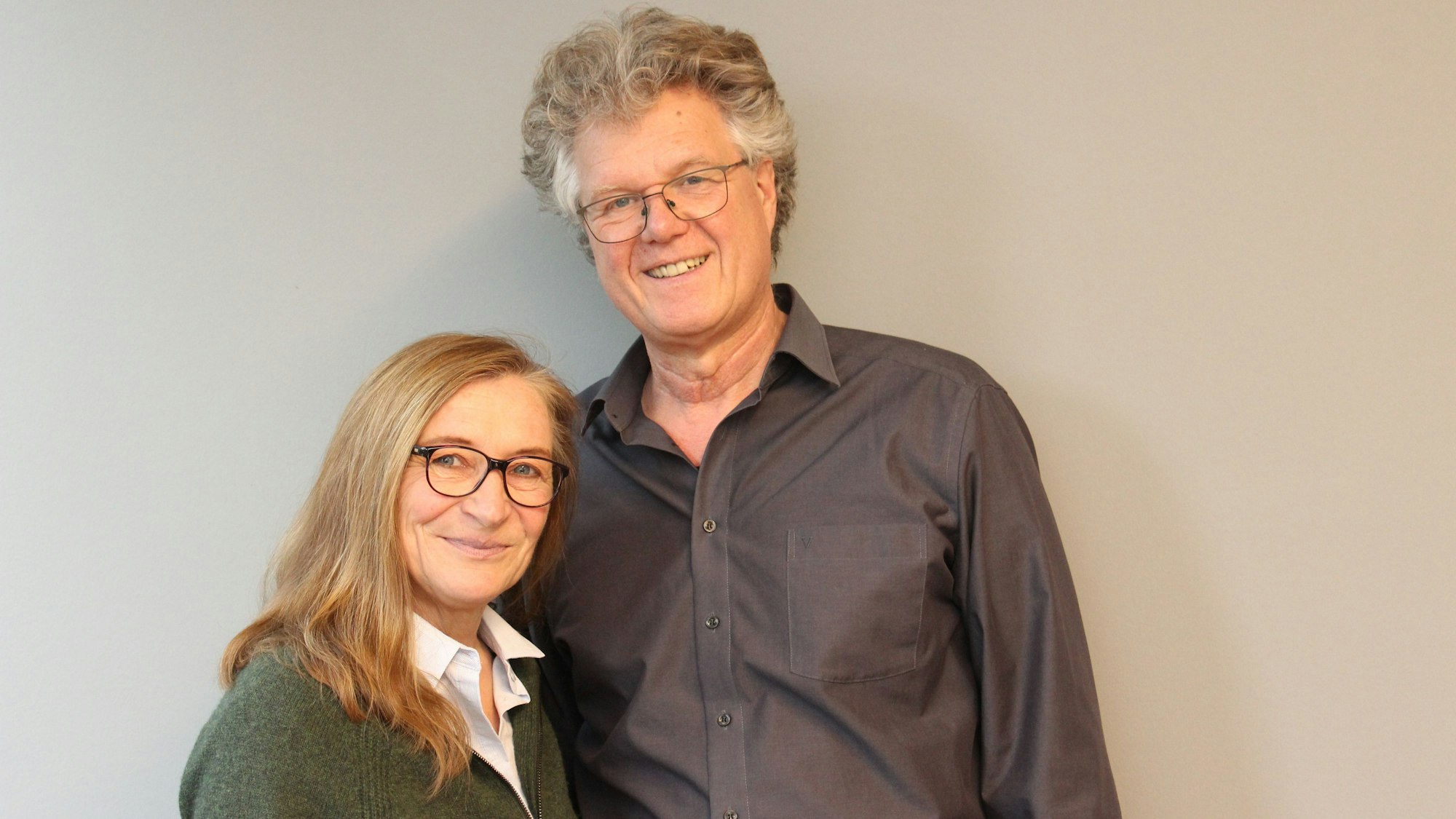Agnes Pohl-Gratowsk und Josef Heiliger stehen nebeneinander und lächeln in die Kamera.