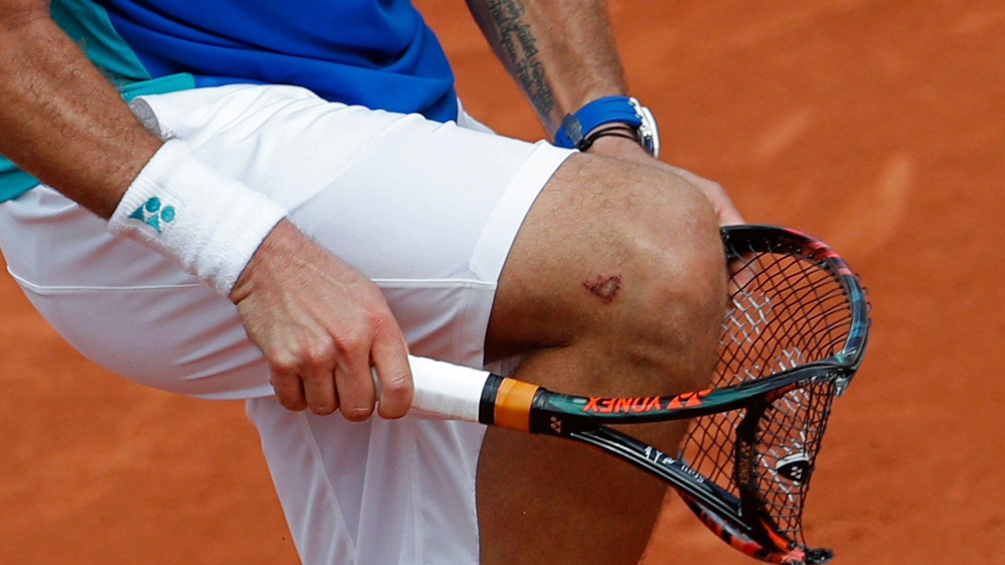Tennis-Spieler Stan Wawrinka zerstört seinen Schläger und bricht diesen über seinem Knie auseinander. (Symbolbild)
