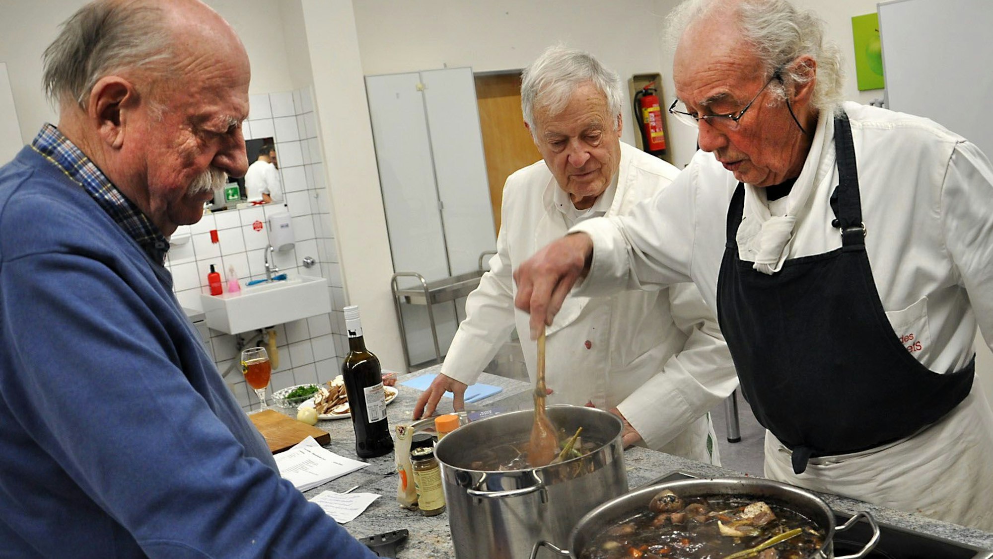 Drei der Köche sind mit der Zubereitung einer Ochsenschwanzsuppe beschäftigt, die seit zweieinhalb Stunden auf dem Herd köchelt.