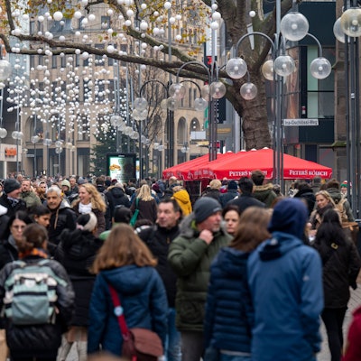 Die Schildergasse ist voller Passanten.