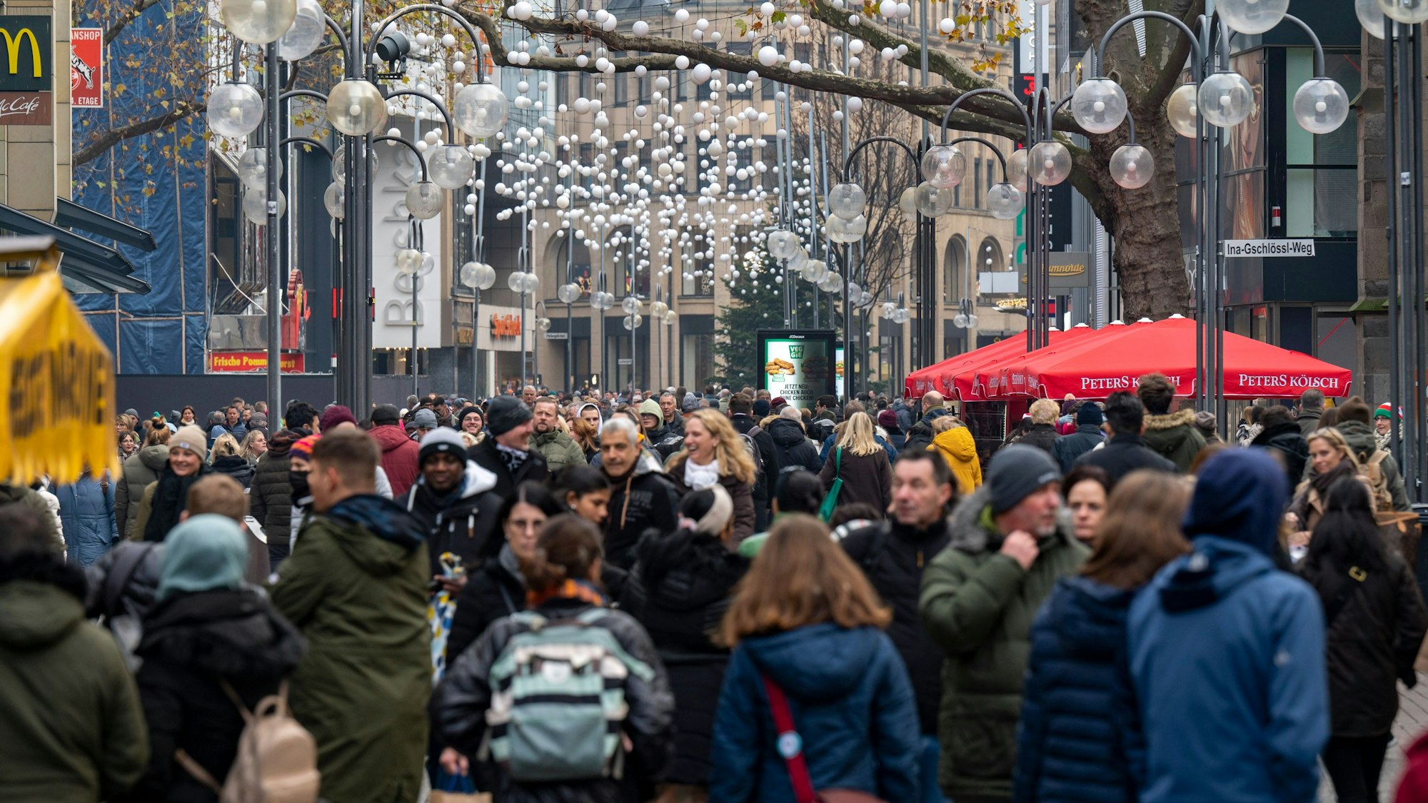 Die Schildergasse ist voller Passanten.