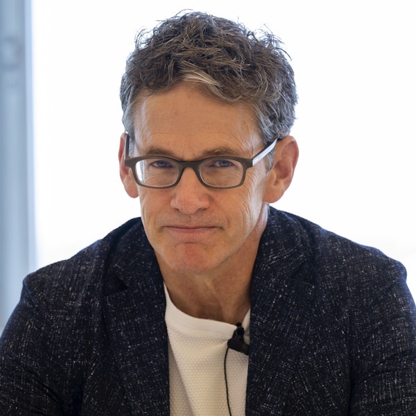 Bill Anderson sitzt an einem Tisch.