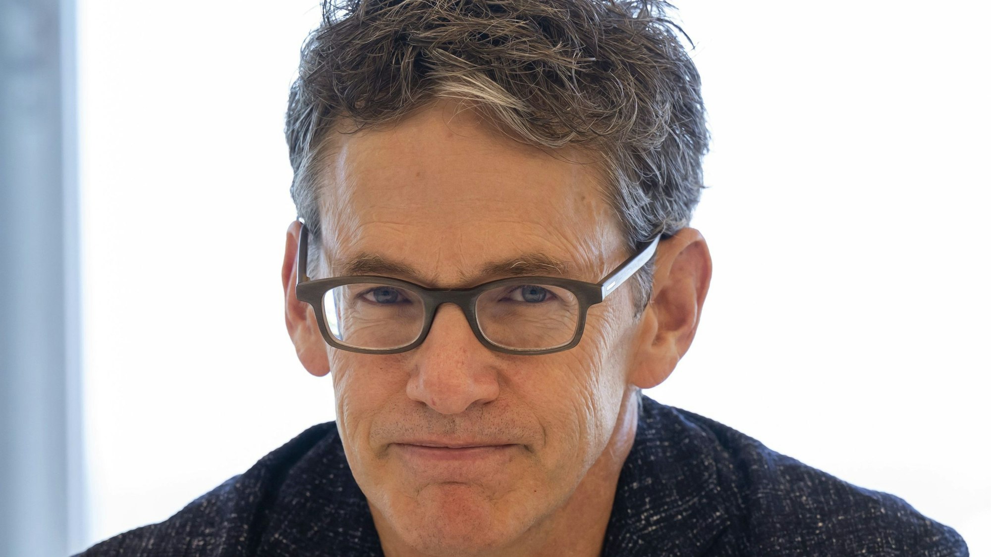 Bill Anderson sitzt an einem Tisch.