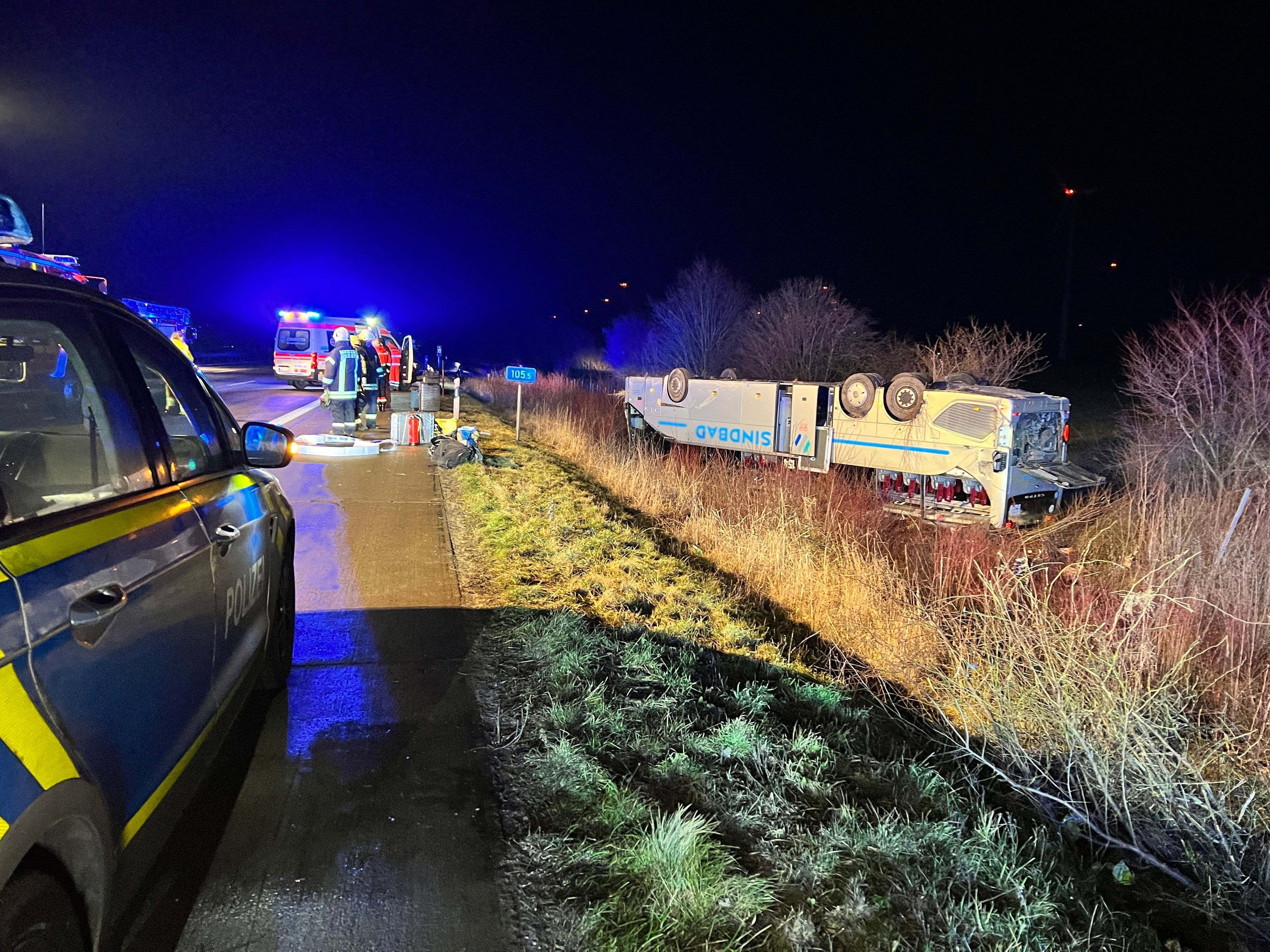 A2 bei Bornstedt: Ein Bus eines Reiseunternehmens liegt nach einem Unfall auf dem Dach. Das Fahrzeug hatte sich überschlagen.