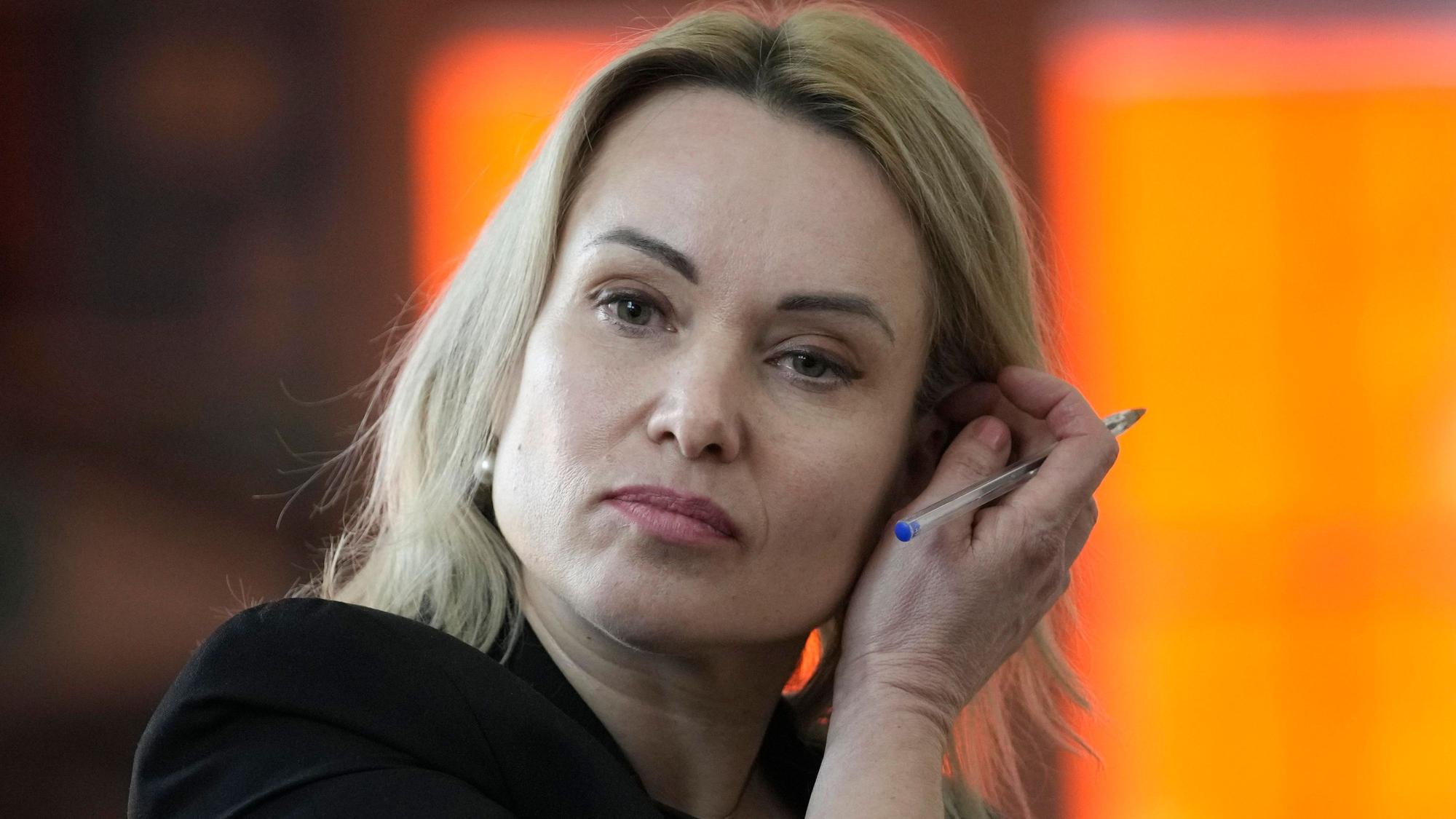 Marina Owsjannikowa, ehemalige russische Fernsehjournalistin, nimmt an einer Pressekonferenz teil.