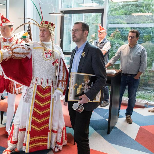 Das designierte Kölner Dreigestirn der Session 2023, Bauer Marco (Marco Schneefeld), Prinz Boris I. (Boris Müller), und Jungfrau Agrippina (André Fahnenbruck, v.l.) mit Chefredakteur Carsten Fiedler.