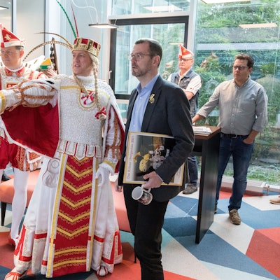 Das designierte Kölner Dreigestirn der Session 2023, Bauer Marco (Marco Schneefeld), Prinz Boris I. (Boris Müller),  und Jungfrau Agrippina (André Fahnenbruck, v.l.) mit Chefredakteur Carsten Fiedler.
