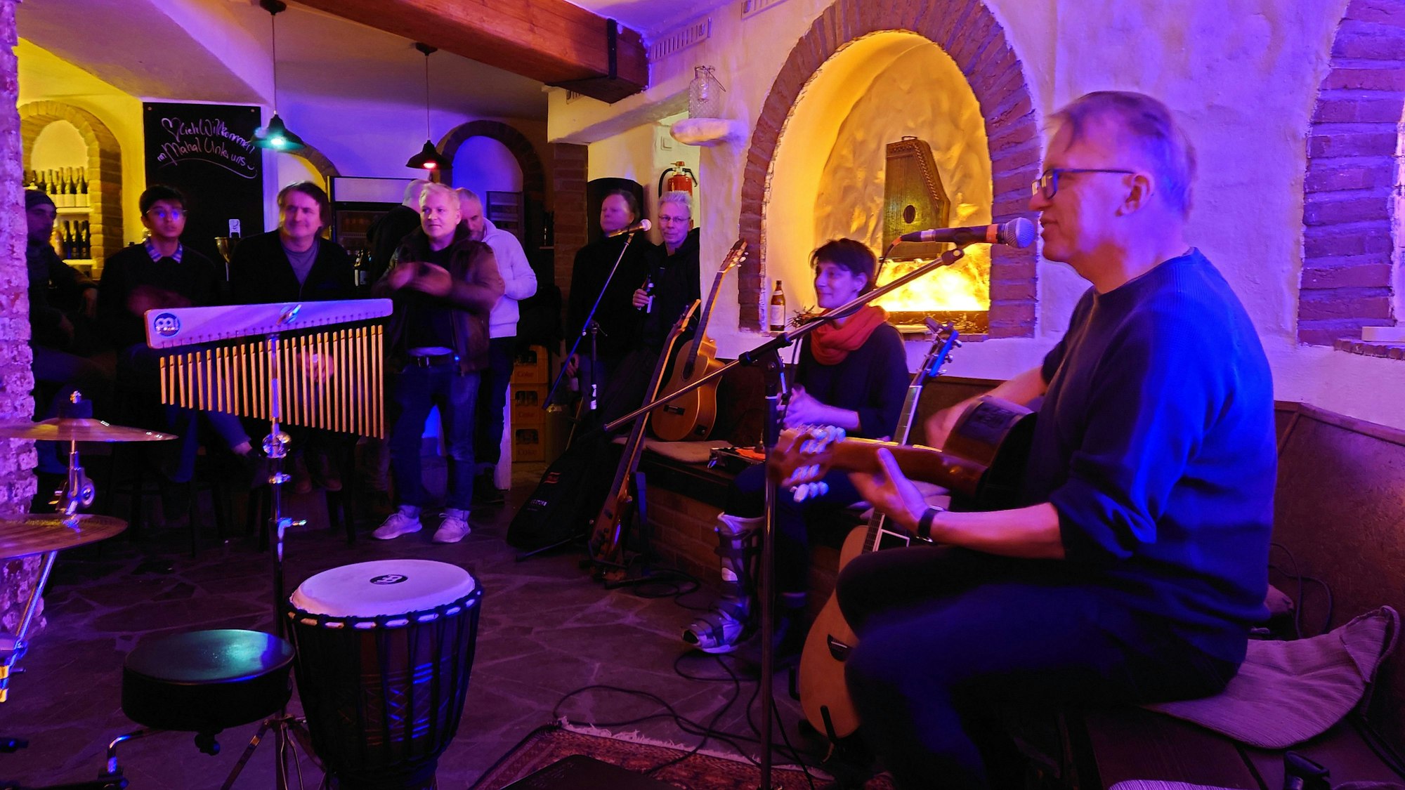 09.02.2023, Köln-Südstadt, Im Restaurant Mahal spielen spontan Musiker und sammeln Geld für die Türkei.