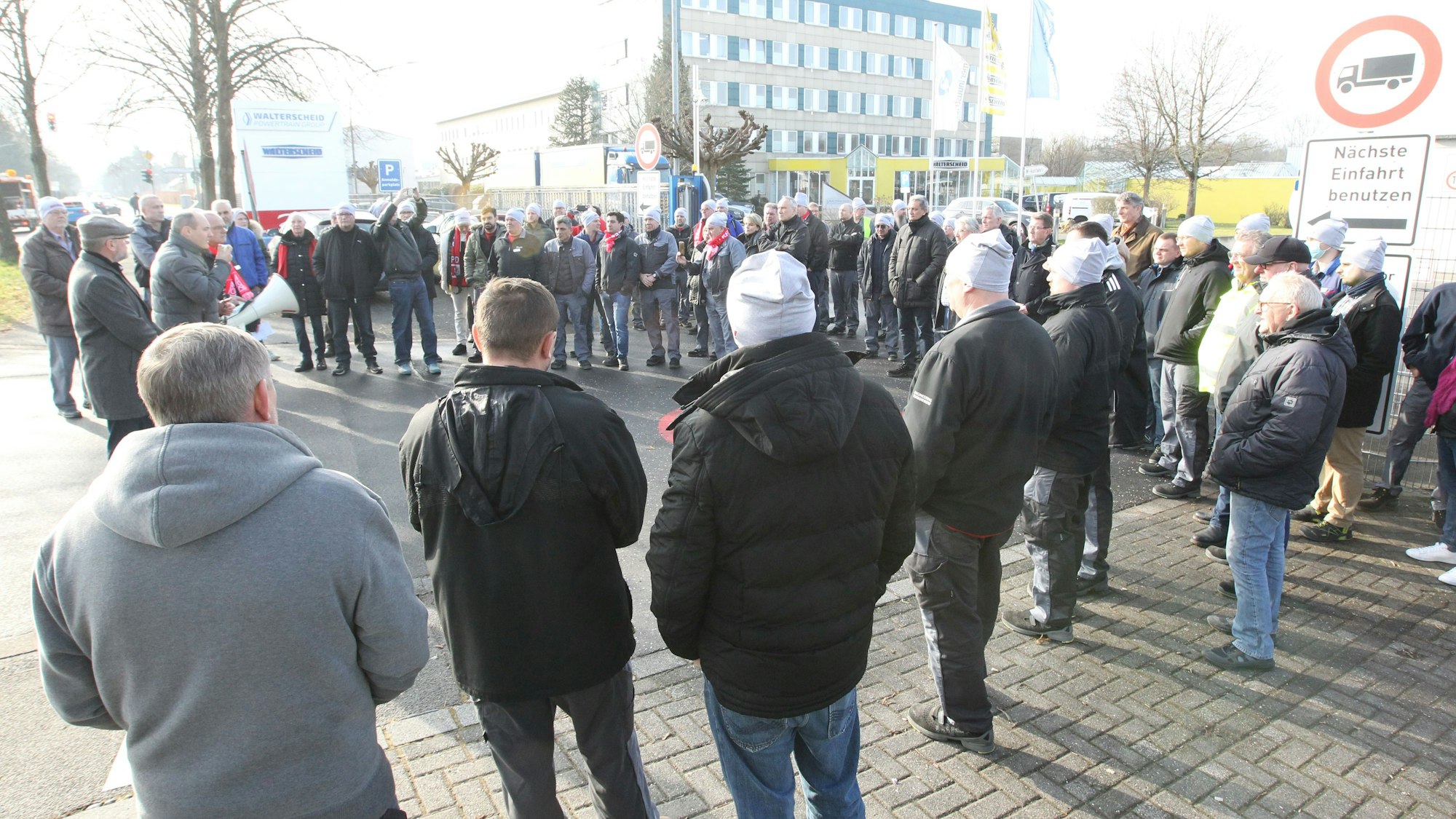 200 Arbeitsplätze sind bei der Firma Danfoss in Gefahr. Am Freitagmittag trafen sich die Beschäftigten vor dem Gelände.