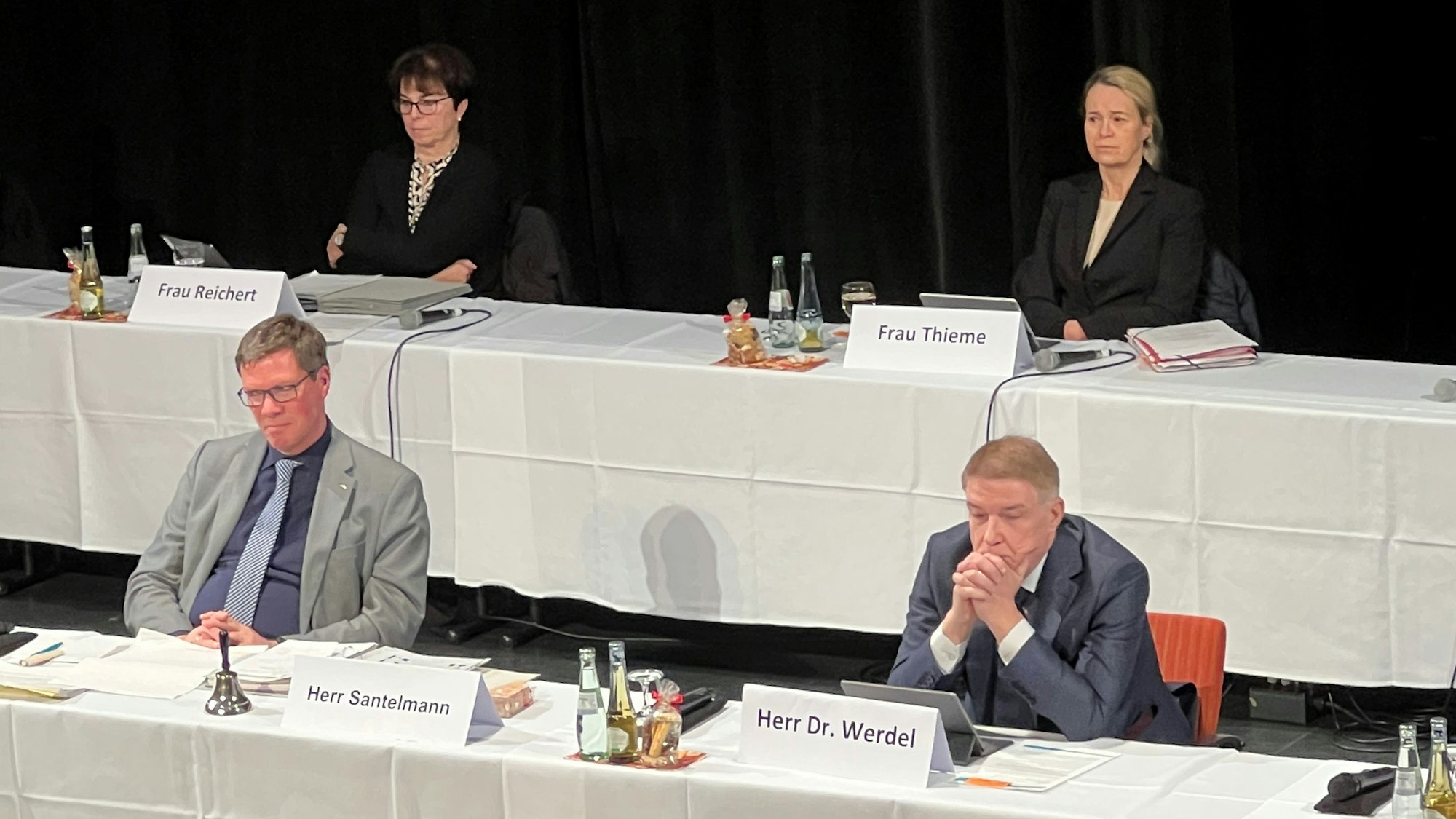 Der Kreistag Rhein-Berg hat zwar am 15.12.22 Etat und Stellenplan von Landrat Stephan Santelmann verabschiedet, aber eine doppelte Bremse eingezogen. Die Bilder zeigen Landrat und Verwaltungsspitze auf der Bühne des Bergischen Löwen in GL.