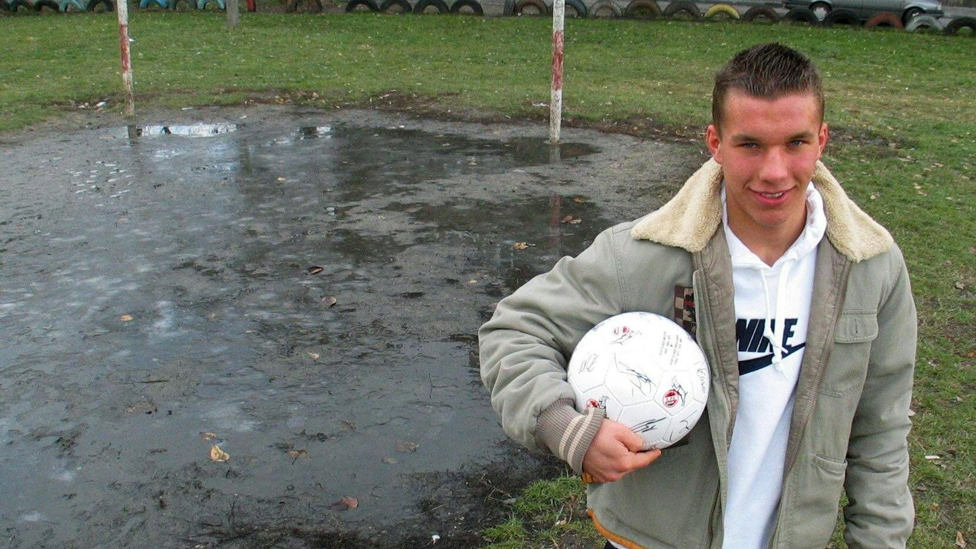 Lukas Podolski besucht im Dezember 2003 im polnischen Gleiwitz den Bolzplatz, auf dem er während seiner Besuche in Schlesien oft gekickt hat.