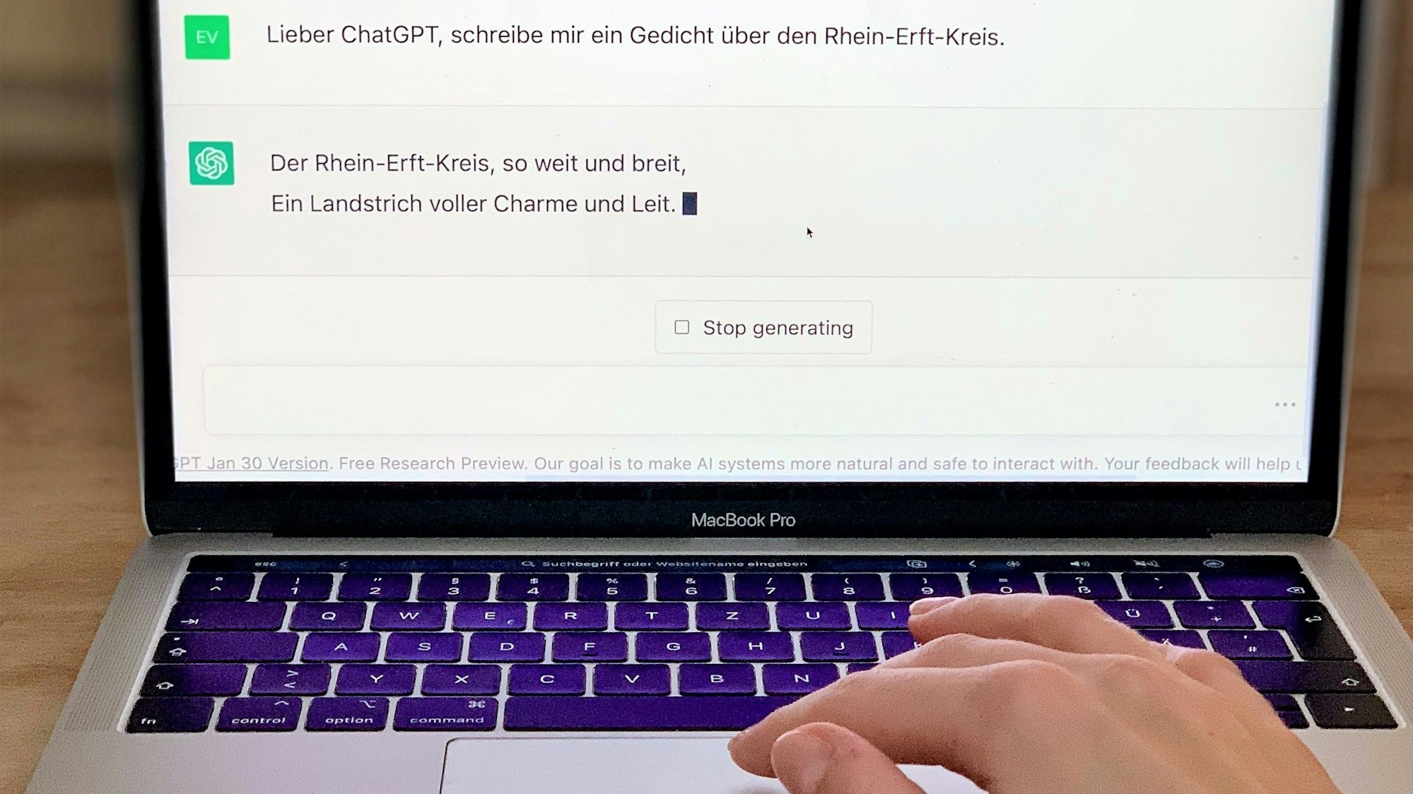 Das Foto zeigt ein Laptop mit geöffnetem Bildschirm. Darauf ist das Chatprogramm ChatGPT zu sehen.