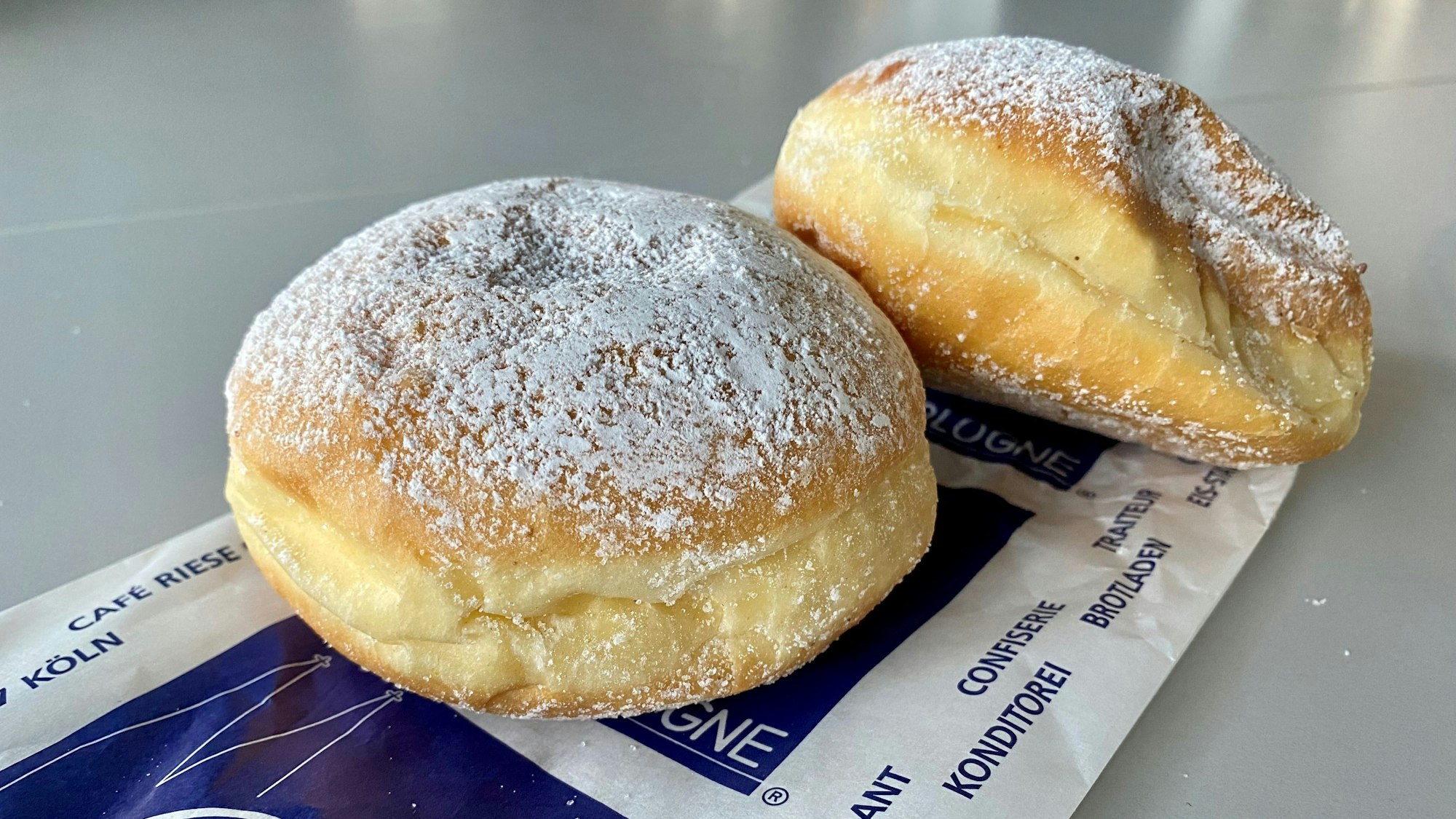 Die Berliner mit Puderzucker.