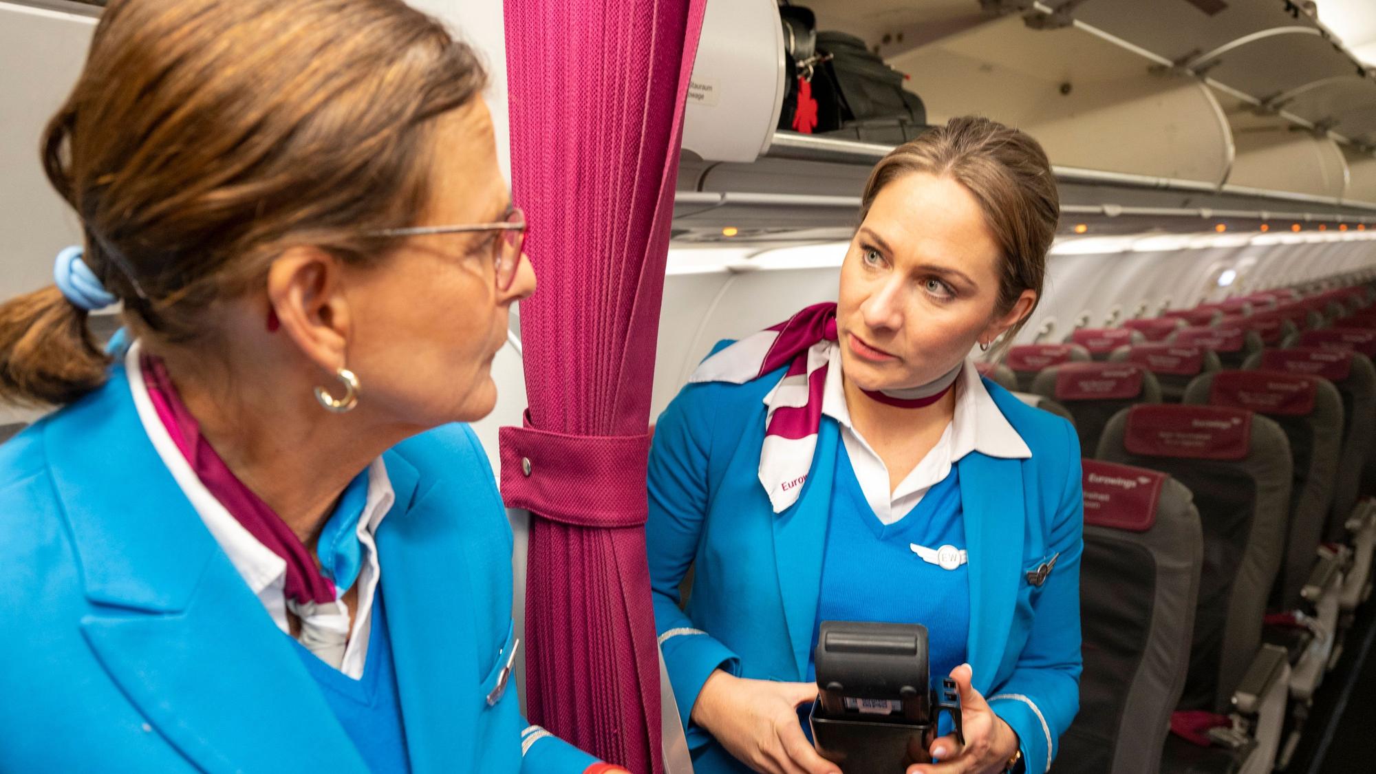 Das Bild zeigt die Flugbegleiterinnen Verena Martius-Schmidt und Kristina Klanke.